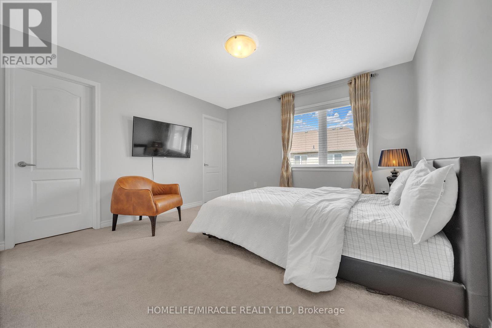 Photo 17 of 43 Baycliffe Crescent, Brampton ON