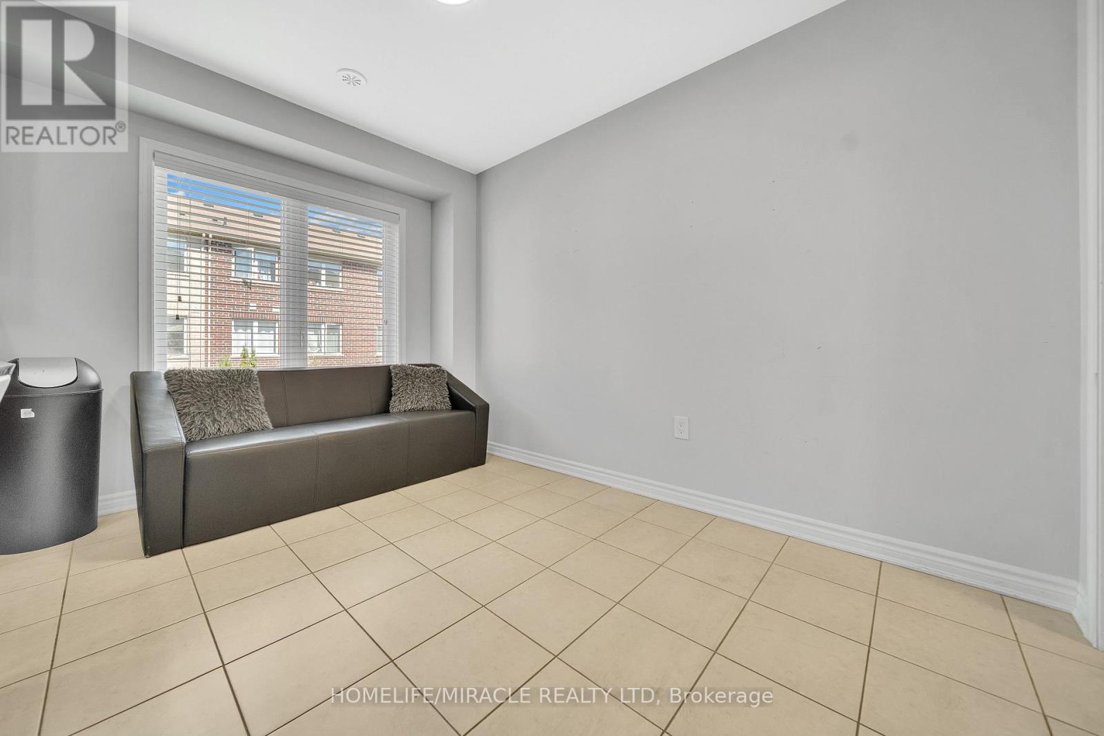 Photo 10 of 43 Baycliffe Crescent, Brampton ON