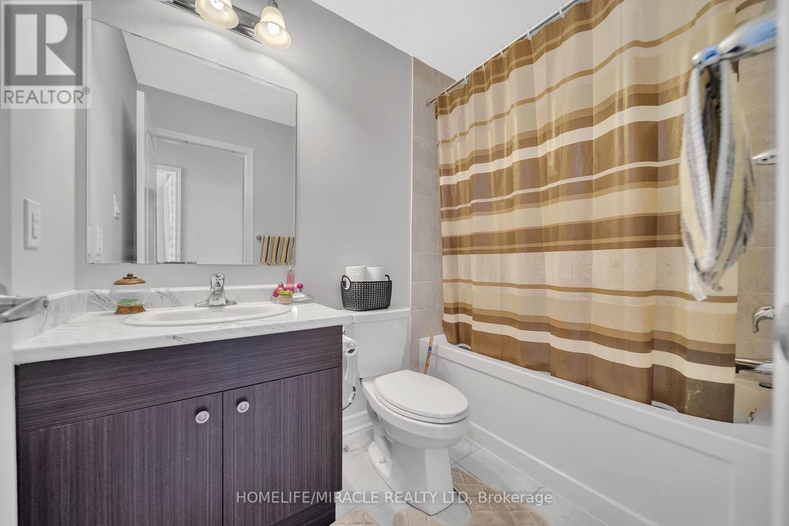 Photo 24 of 43 Baycliffe Crescent, Brampton ON