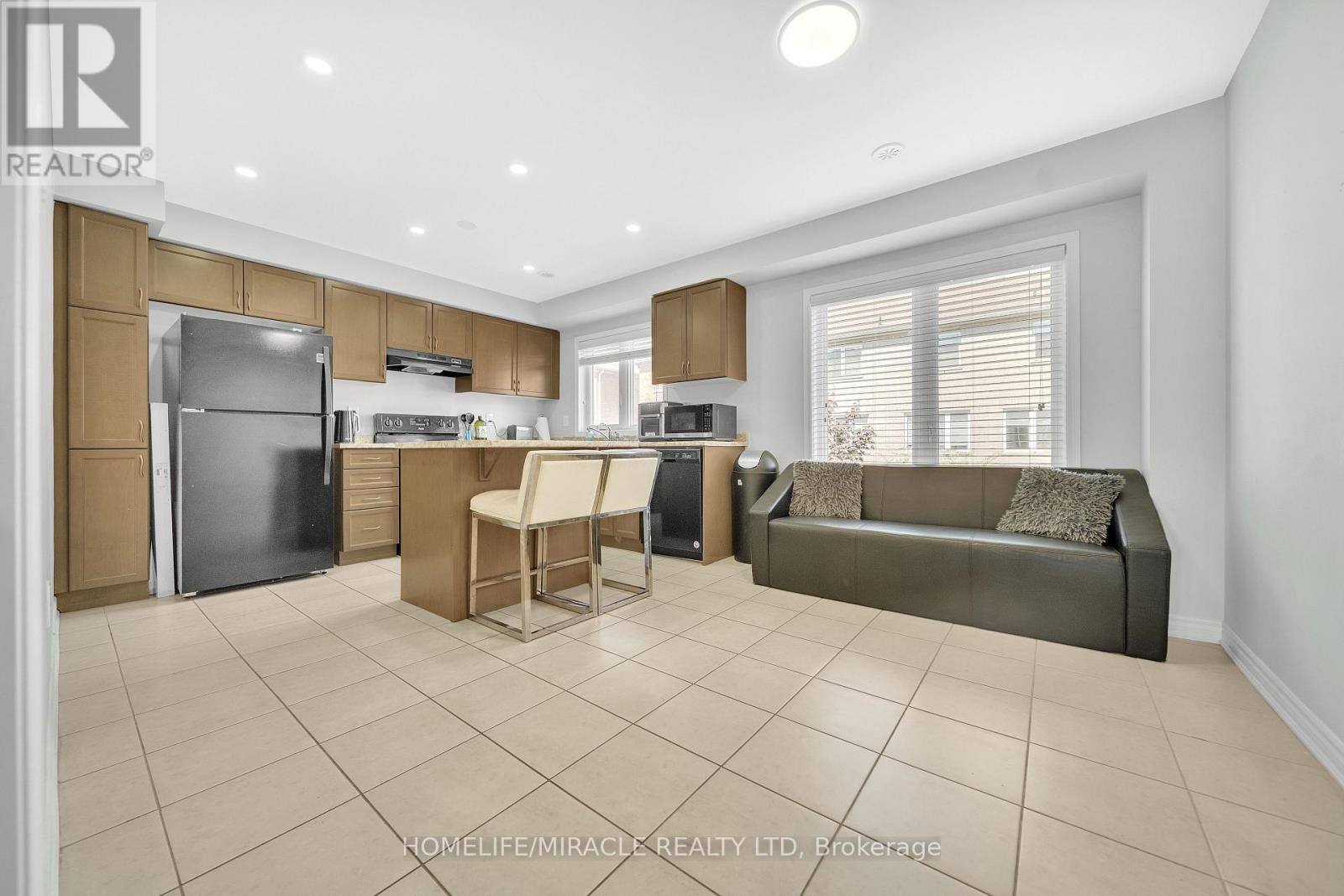 Photo 11 of 43 Baycliffe Crescent, Brampton ON