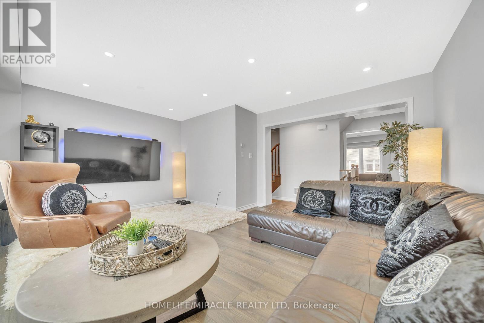 Photo 8 of 43 Baycliffe Crescent, Brampton ON