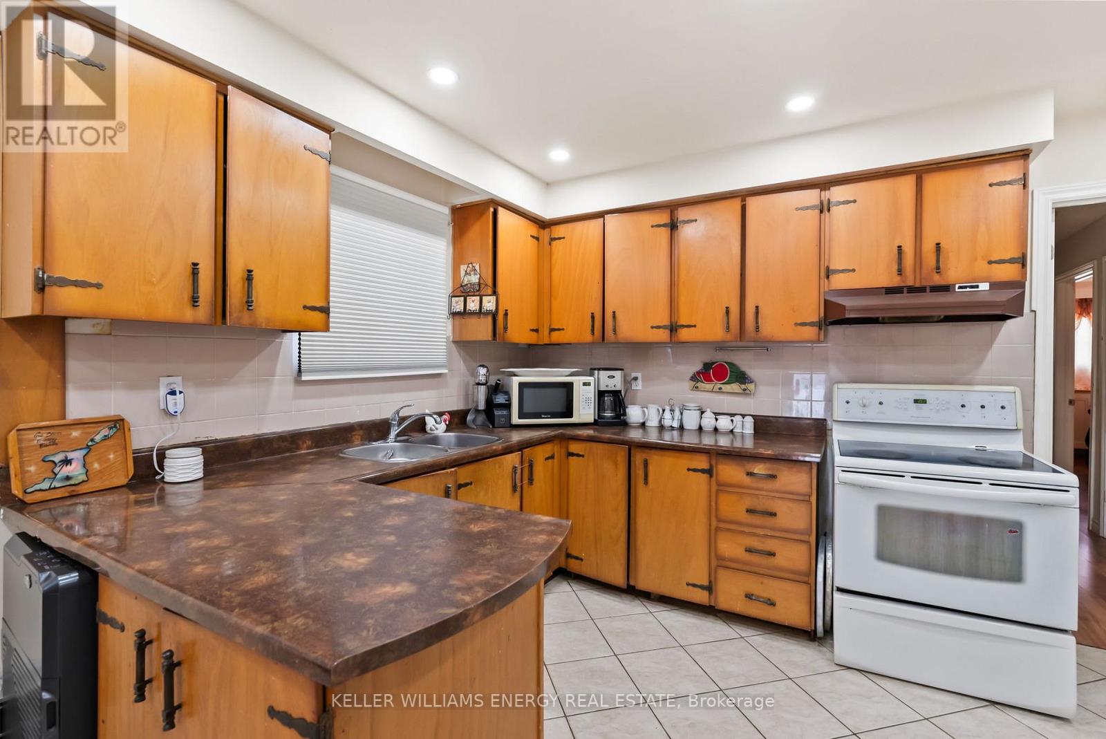 Photo 6 of 110 Littleleaf Drive, Toronto ON