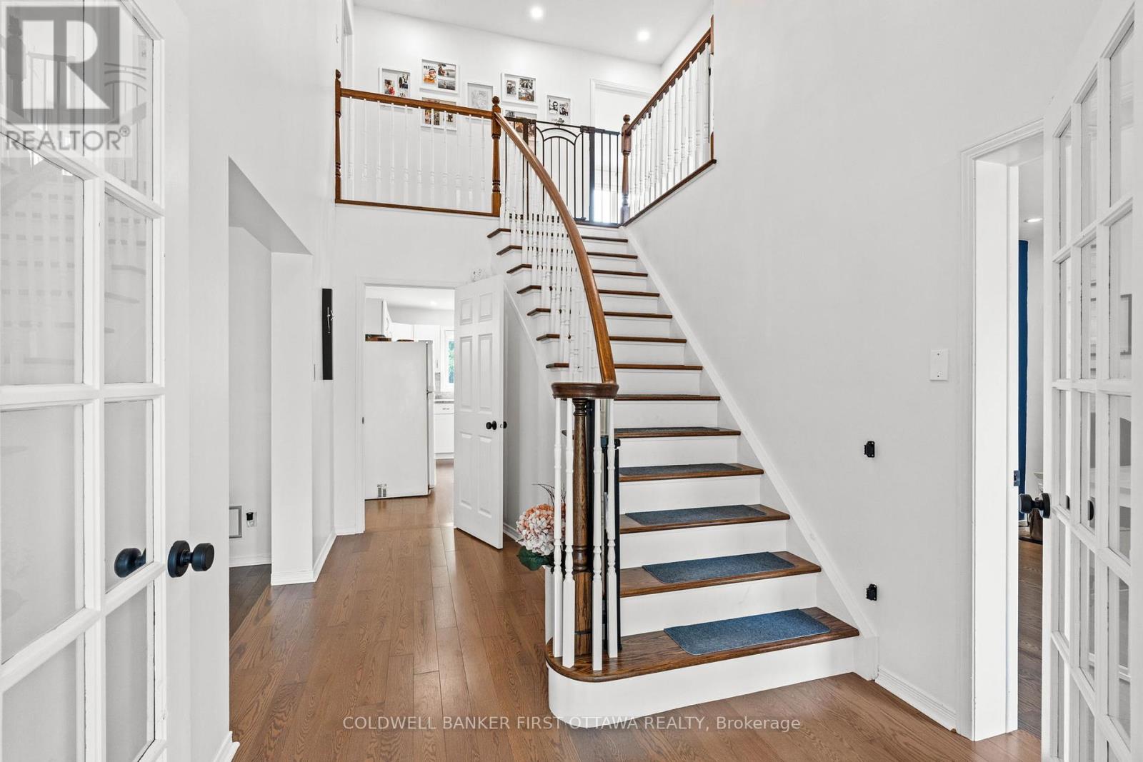 Grand staircase w 2 storey 16.5ft ceilings!