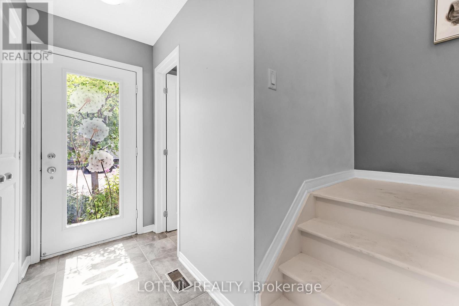 Photo 2 of 515 Burleigh Private, Ottawa ON