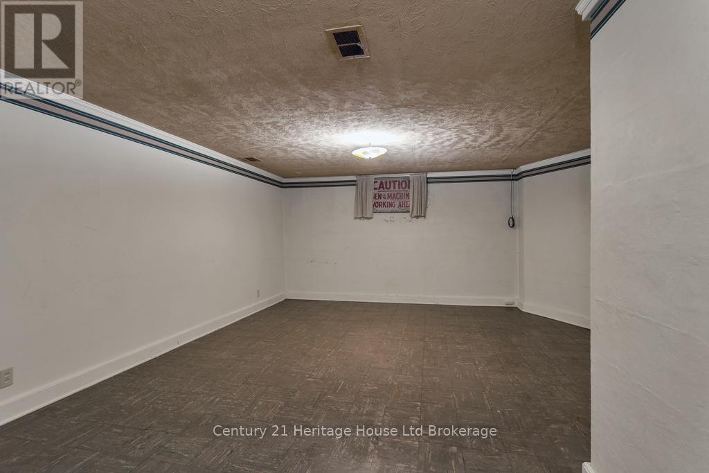 Photo 21 of 10 Parkside Drive, Tillsonburg ON