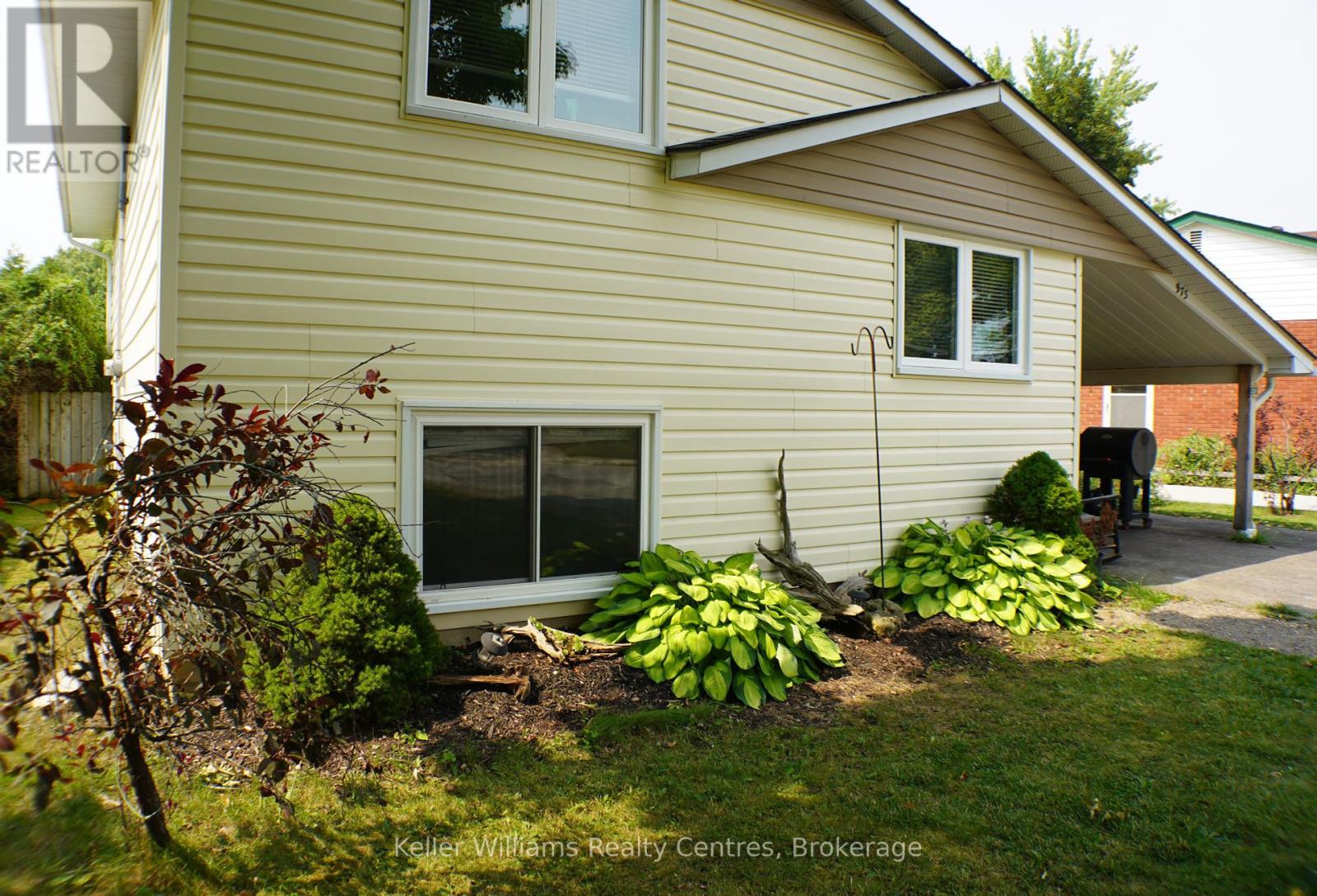 Photo 2 of 973 15th St A E, Owen Sound ON