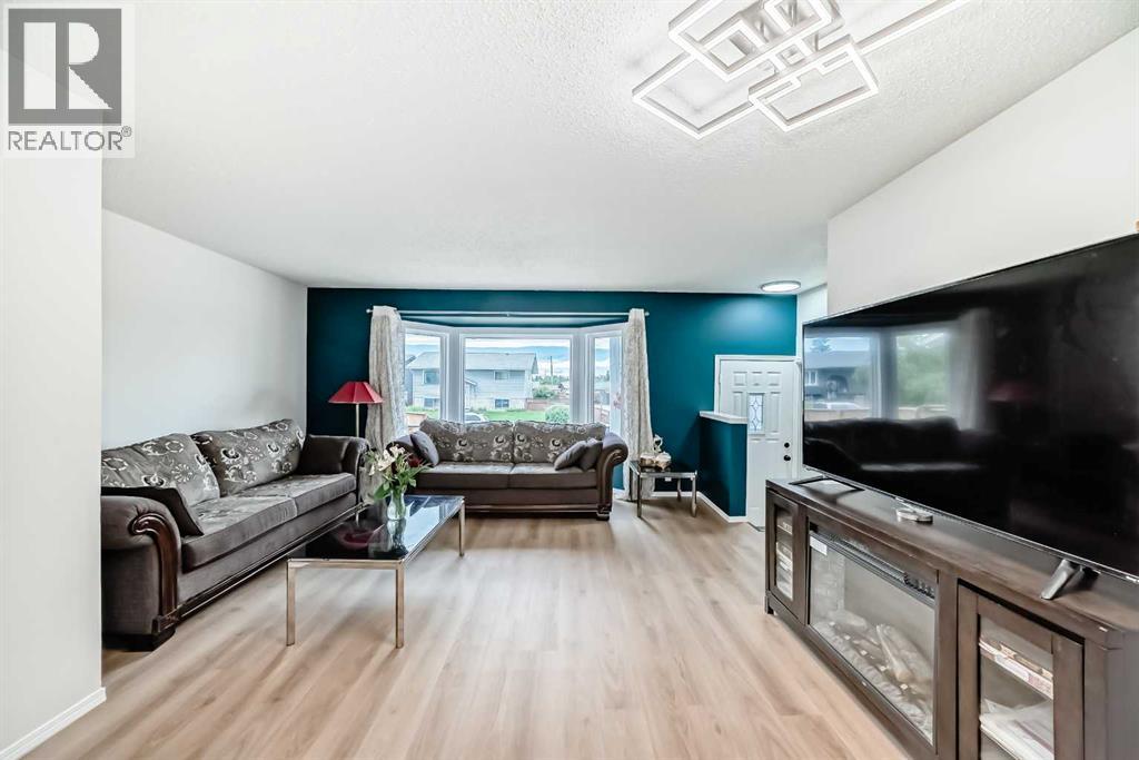 Photo 11 of 502 Madeira Drive Ne, Calgary AB