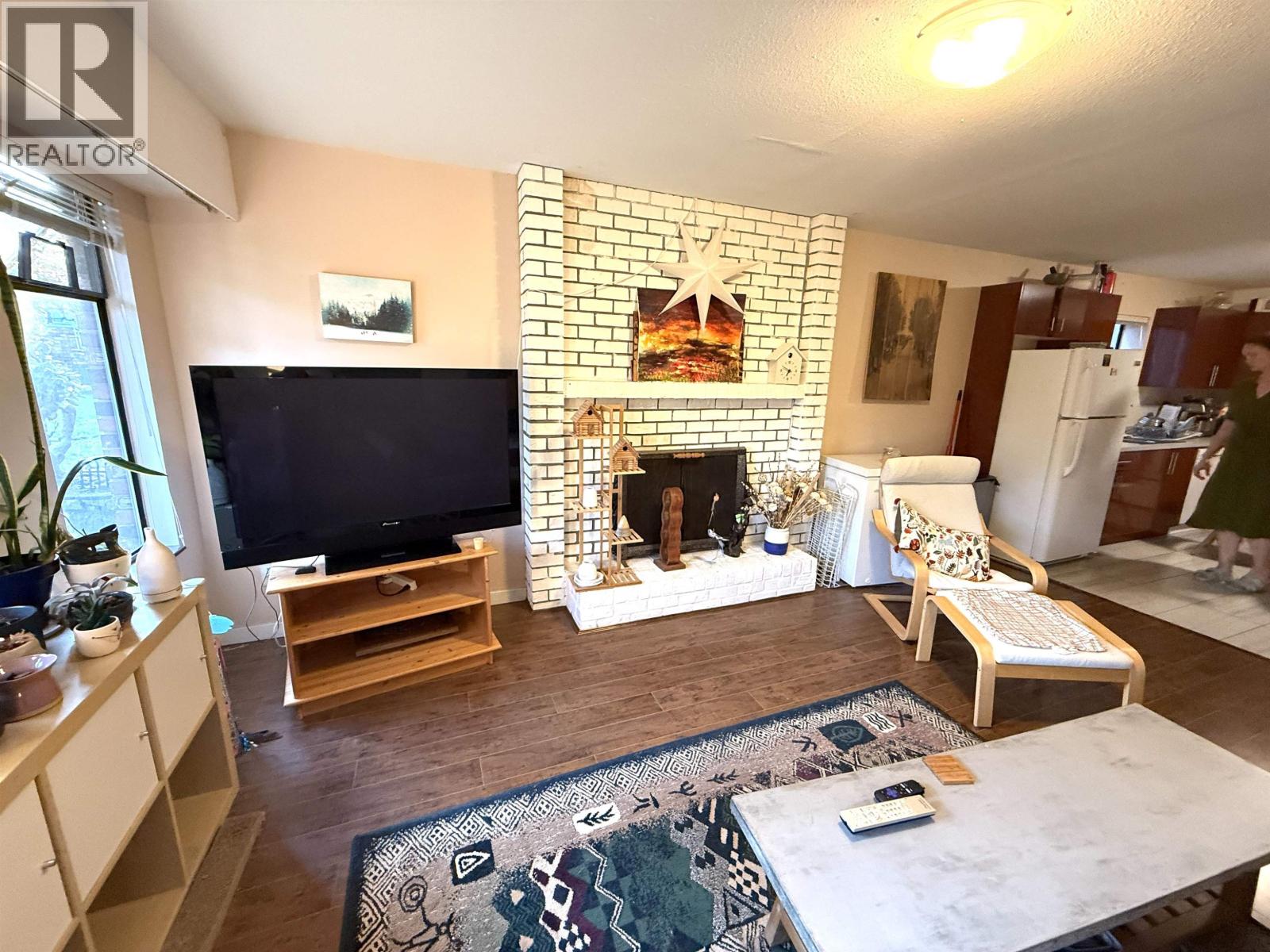 Photo 3 of 33 Xx Queens Avenue, Vancouver BC