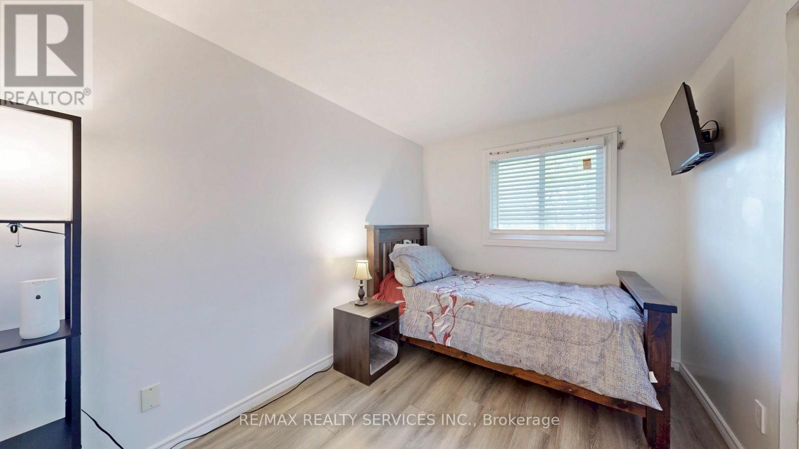 Photo 20 of 22 Glengrove Court, Brampton ON