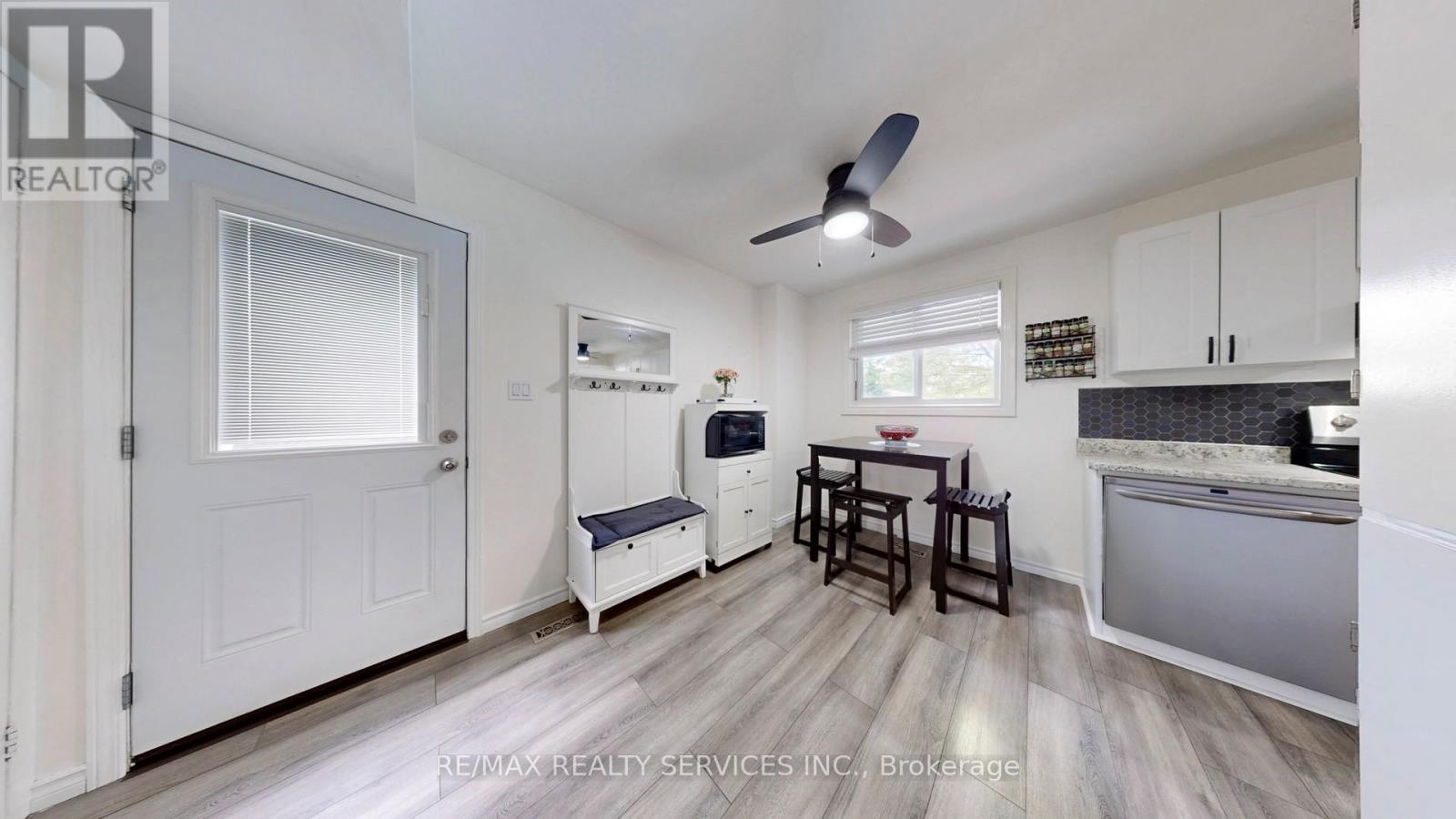Photo 13 of 22 Glengrove Court, Brampton ON