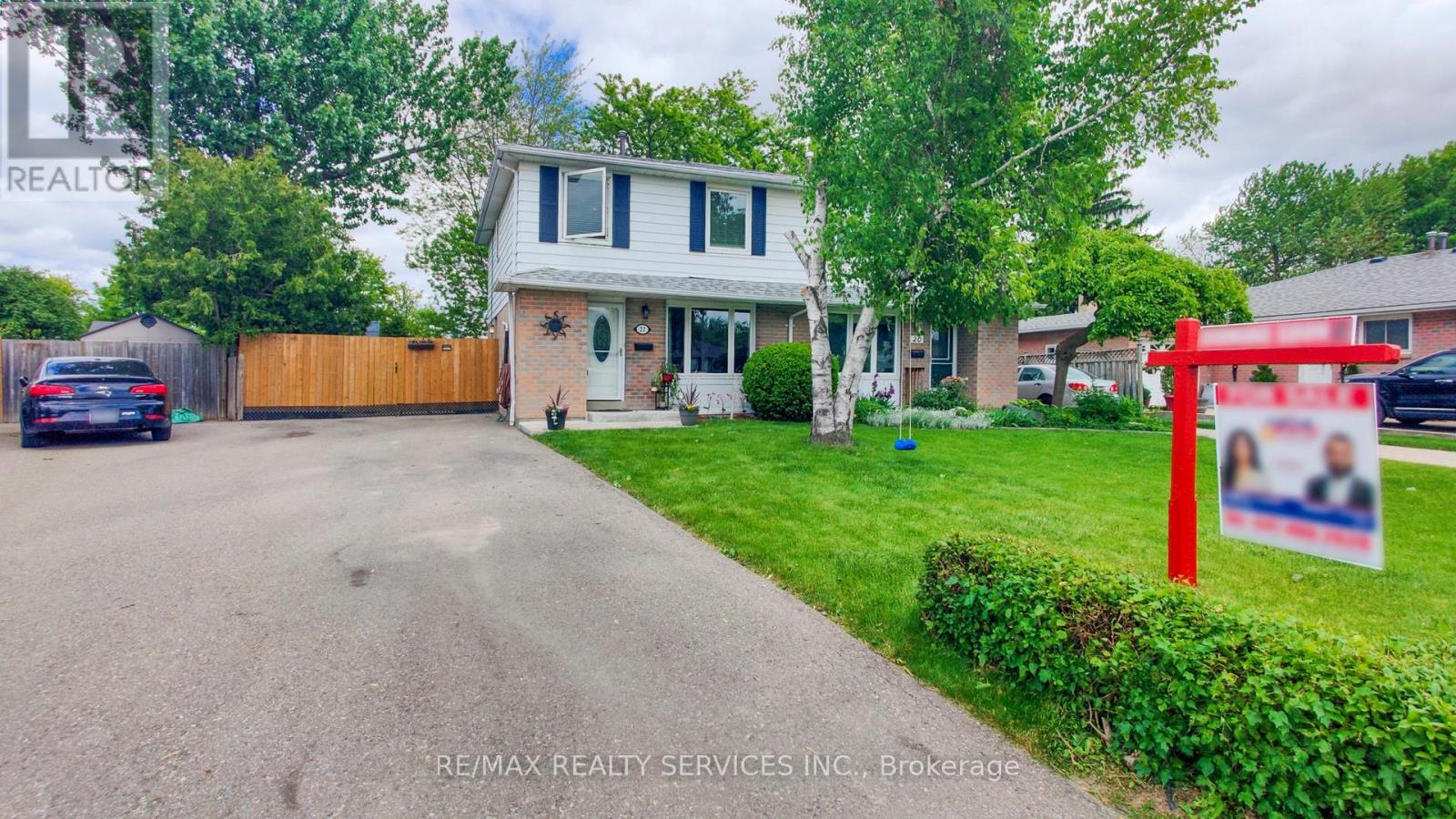 Photo 3 of 22 Glengrove Court, Brampton ON