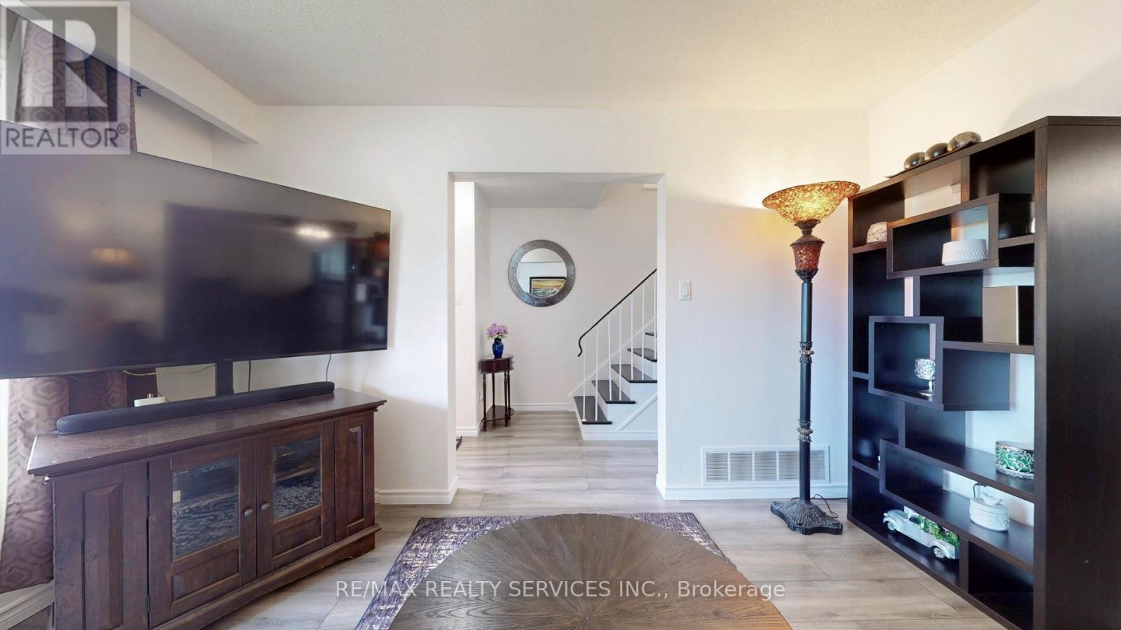 Photo 8 of 22 Glengrove Court, Brampton ON