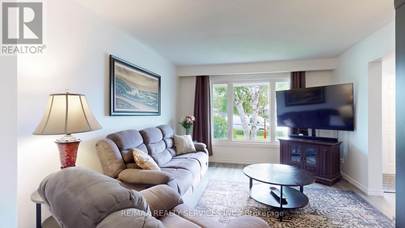 Photo 6 of 22 Glengrove Court, Brampton ON
