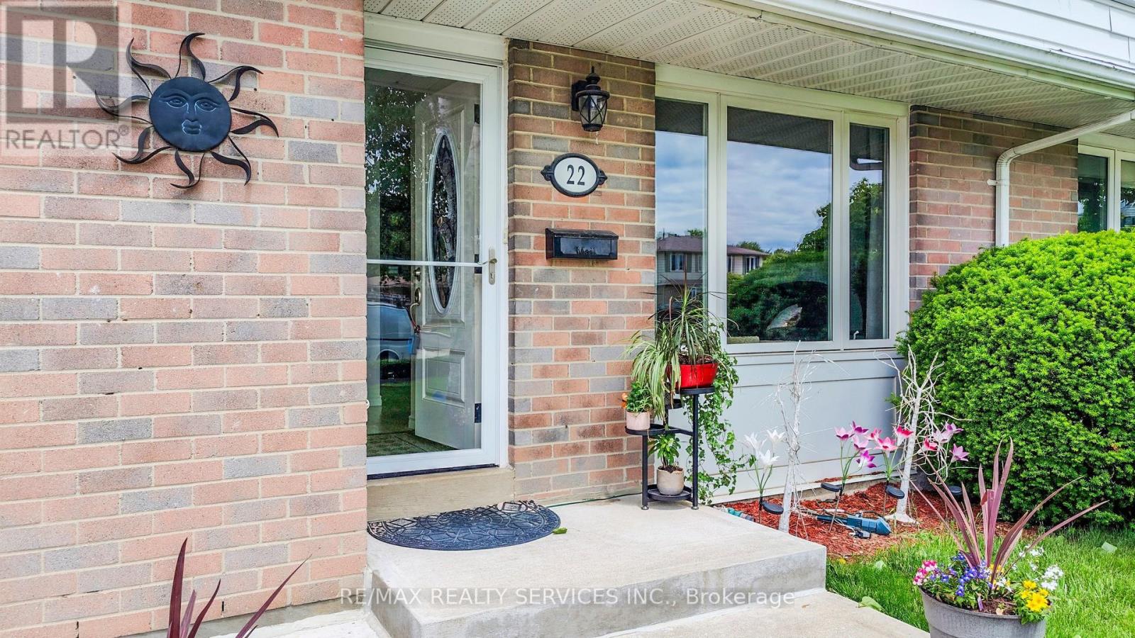 Photo 4 of 22 Glengrove Court, Brampton ON
