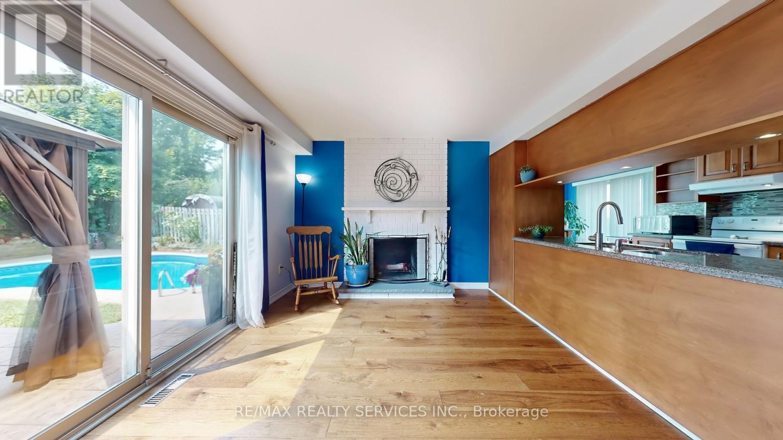 Photo 11 of 14 Myna Court, Brampton ON