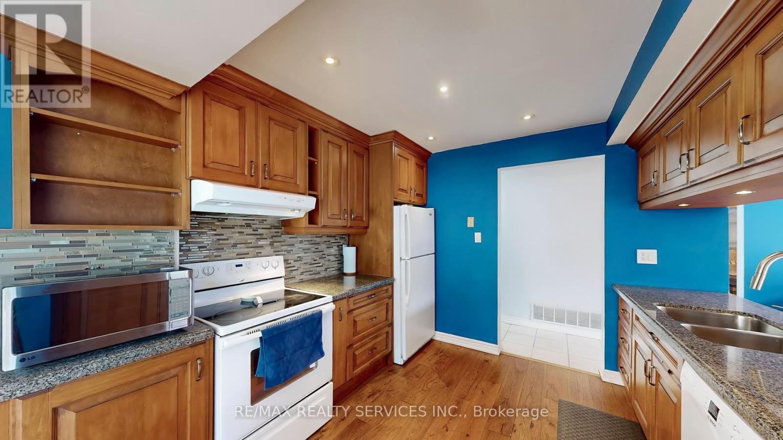 Photo 16 of 14 Myna Court, Brampton ON