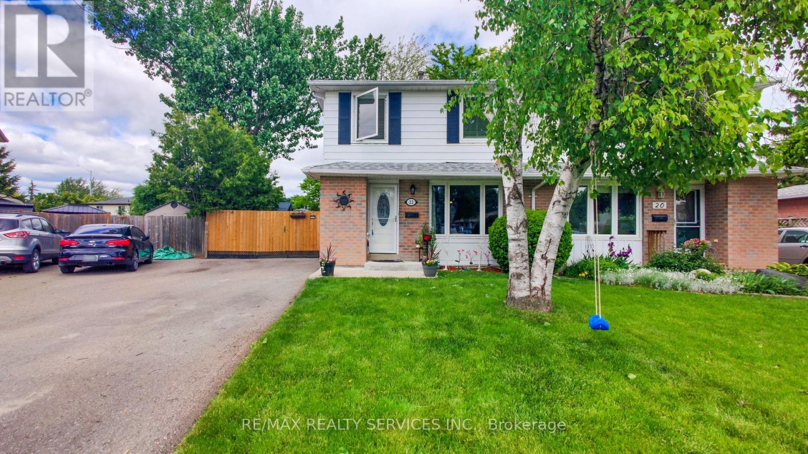 Photo 2 of 22 Glengrove Court, Brampton ON