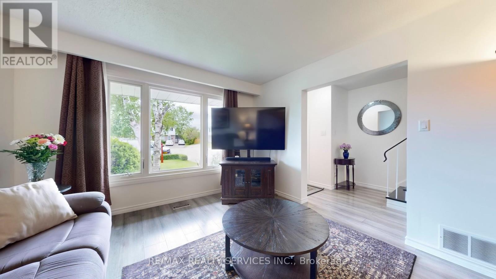 Photo 7 of 22 Glengrove Court, Brampton ON