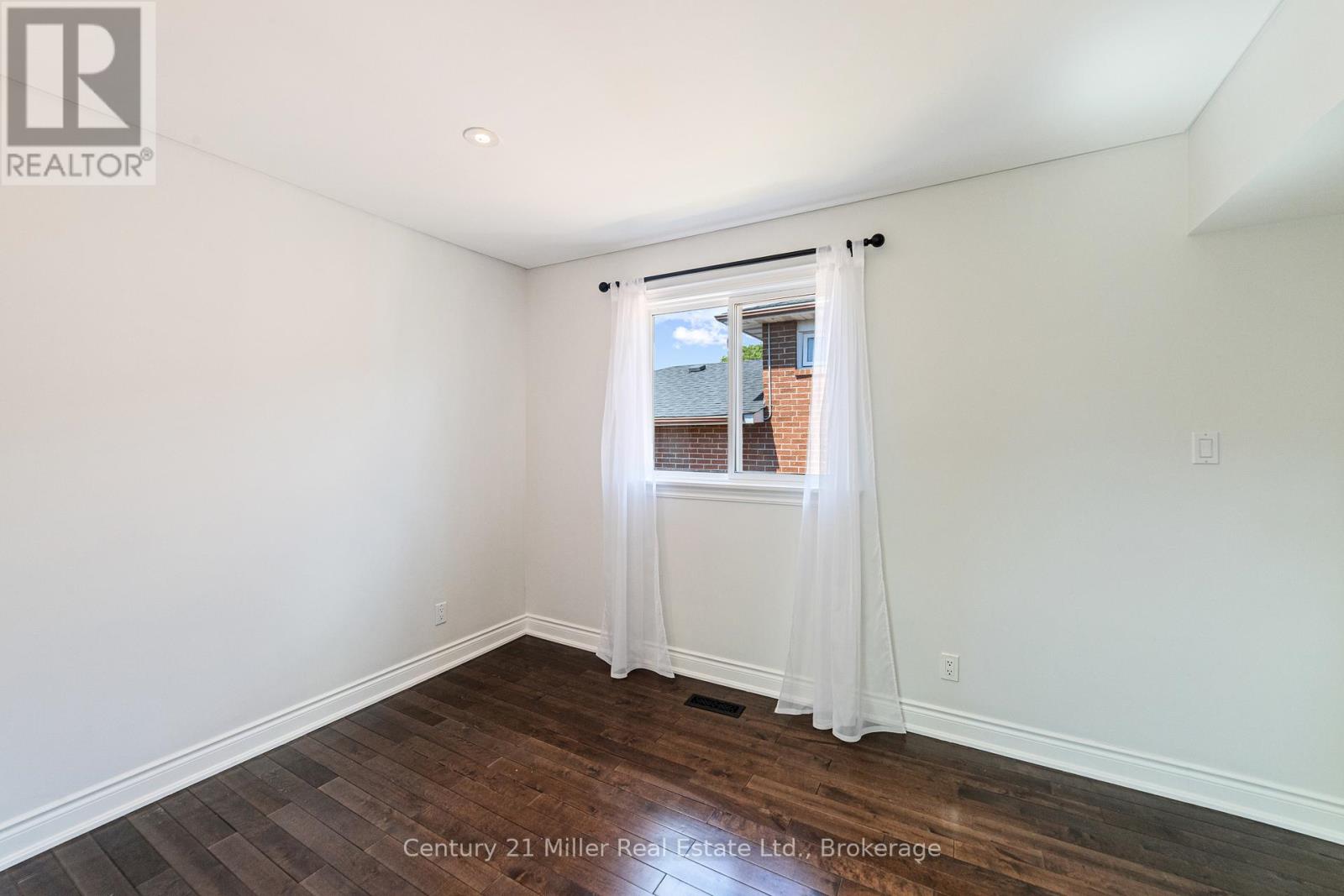 Photo 23 of 1363 Harmsworth Square, Oakville ON