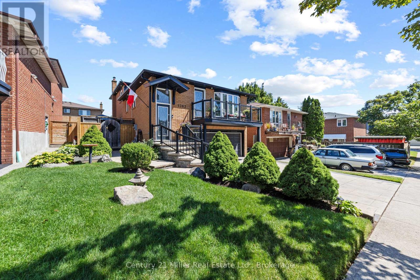 Photo 2 of 1363 Harmsworth Square, Oakville ON
