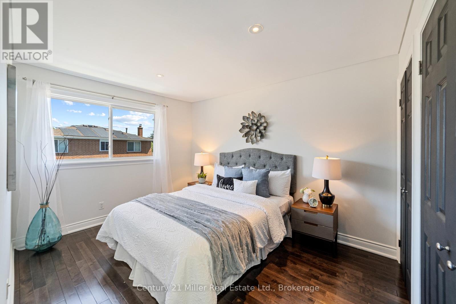 Photo 19 of 1363 Harmsworth Square, Oakville ON