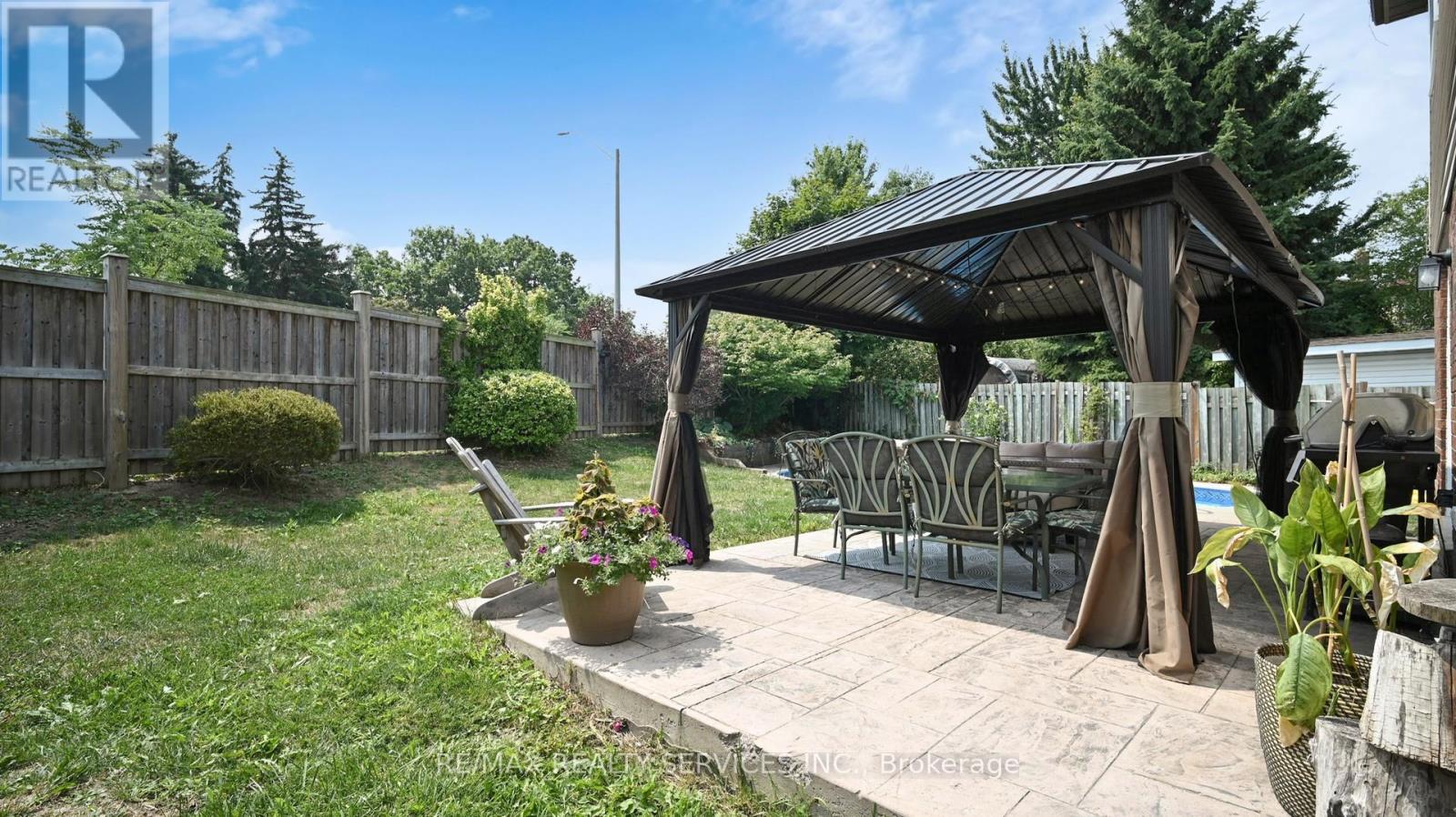 Photo 42 of 14 Myna Court, Brampton ON