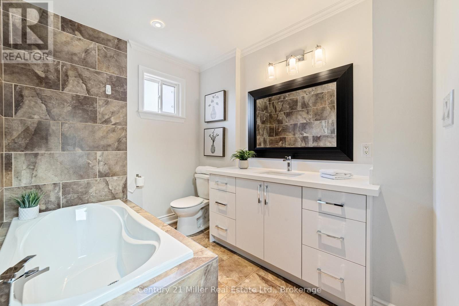 Photo 25 of 1363 Harmsworth Square, Oakville ON