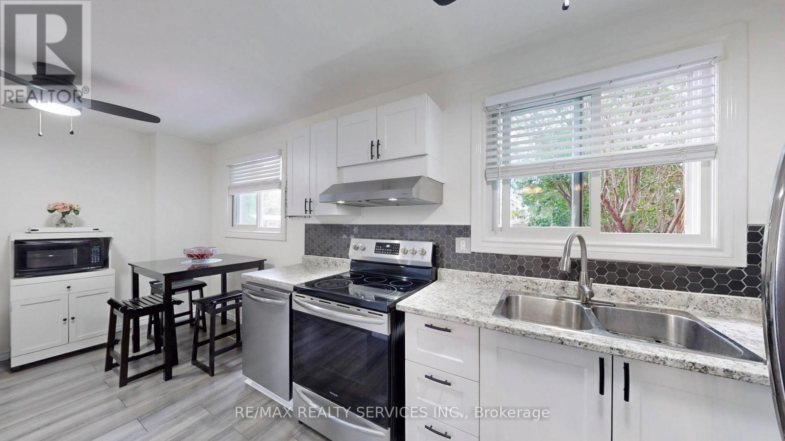 Photo 16 of 22 Glengrove Court, Brampton ON