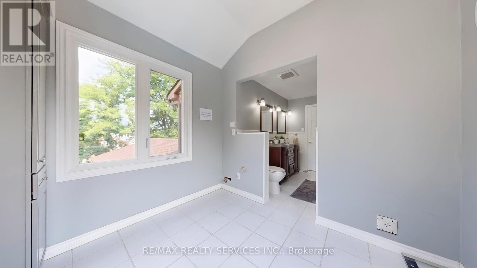 Photo 29 of 14 Myna Court, Brampton ON