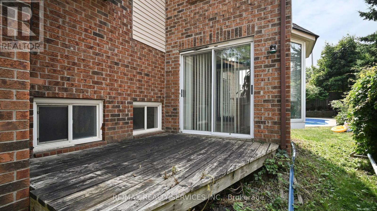 Photo 43 of 14 Myna Court, Brampton ON