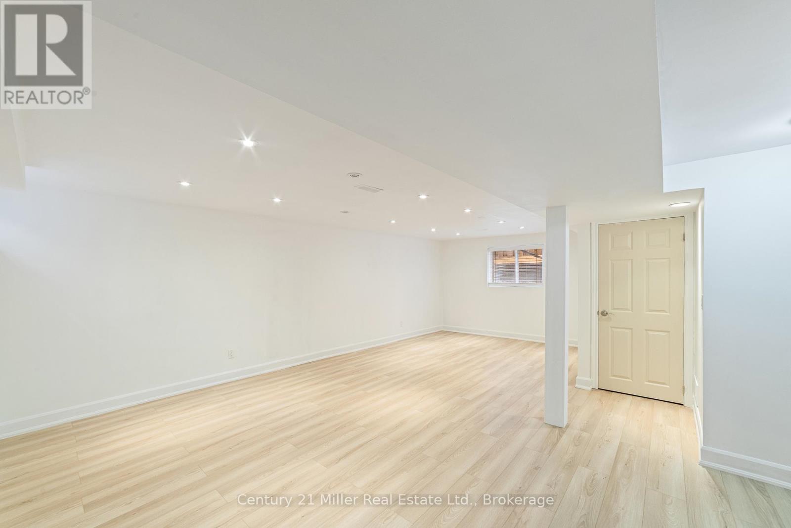 Photo 33 of 1363 Harmsworth Square, Oakville ON