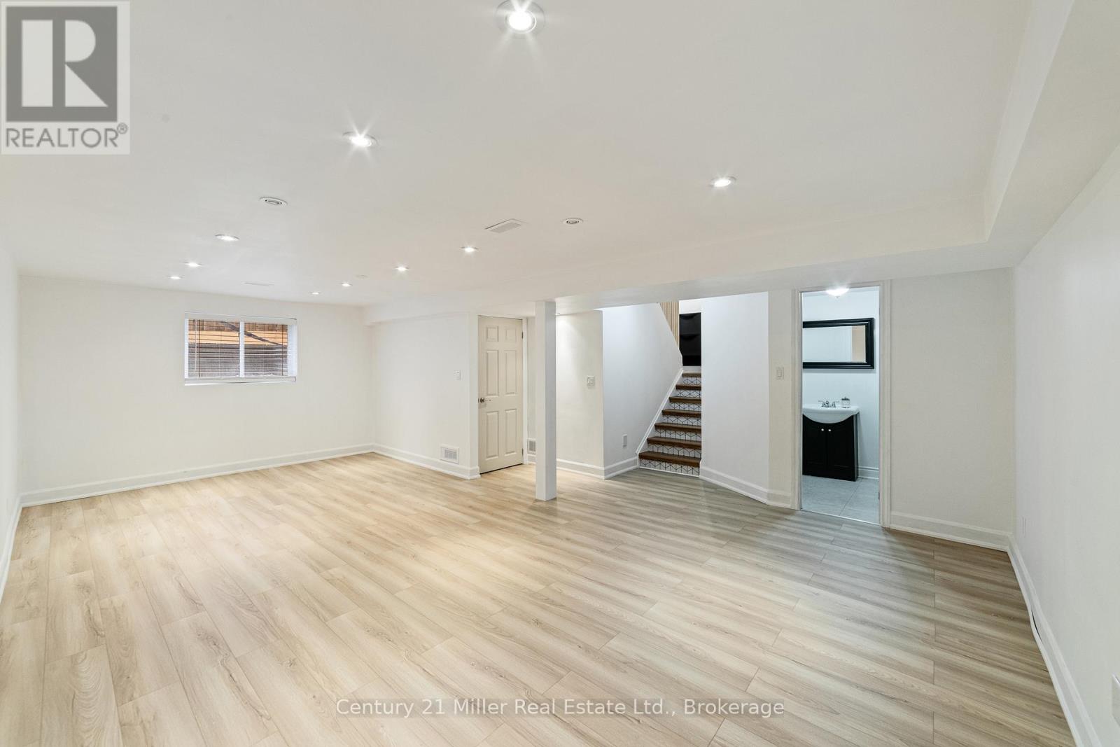 Photo 34 of 1363 Harmsworth Square, Oakville ON