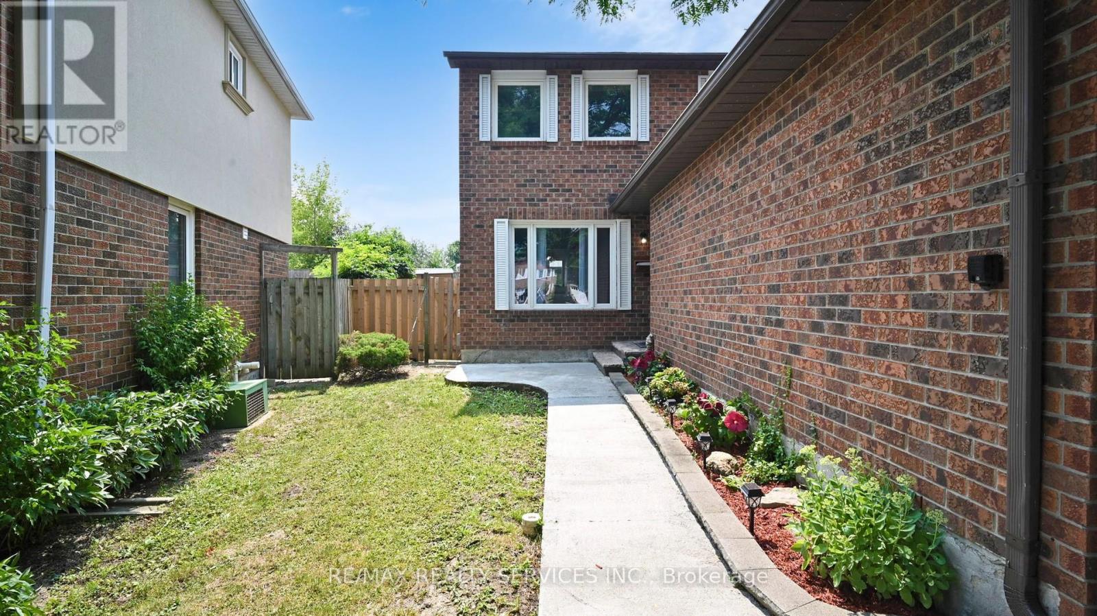 Photo 4 of 14 Myna Court, Brampton ON