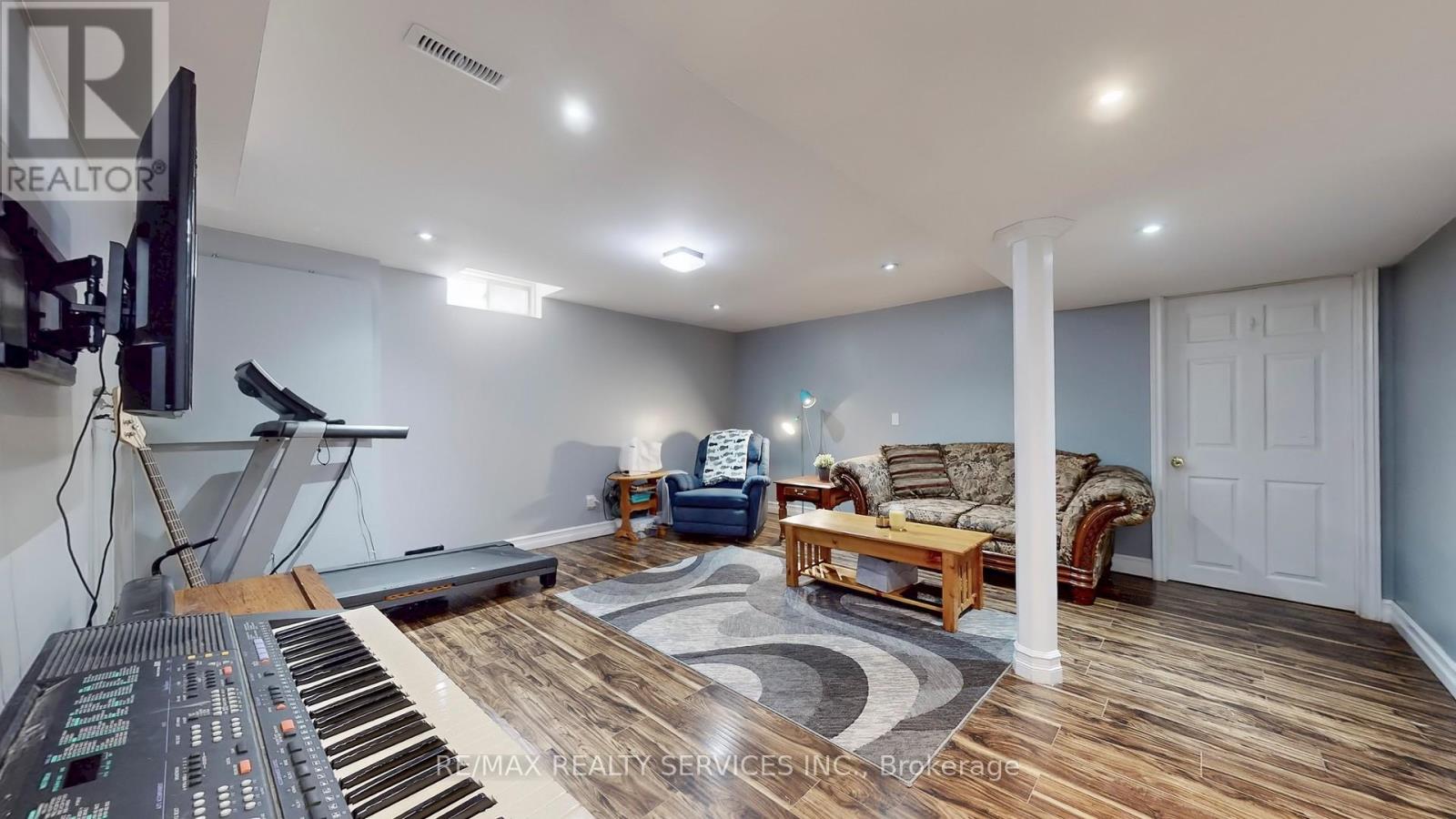 Photo 35 of 14 Myna Court, Brampton ON