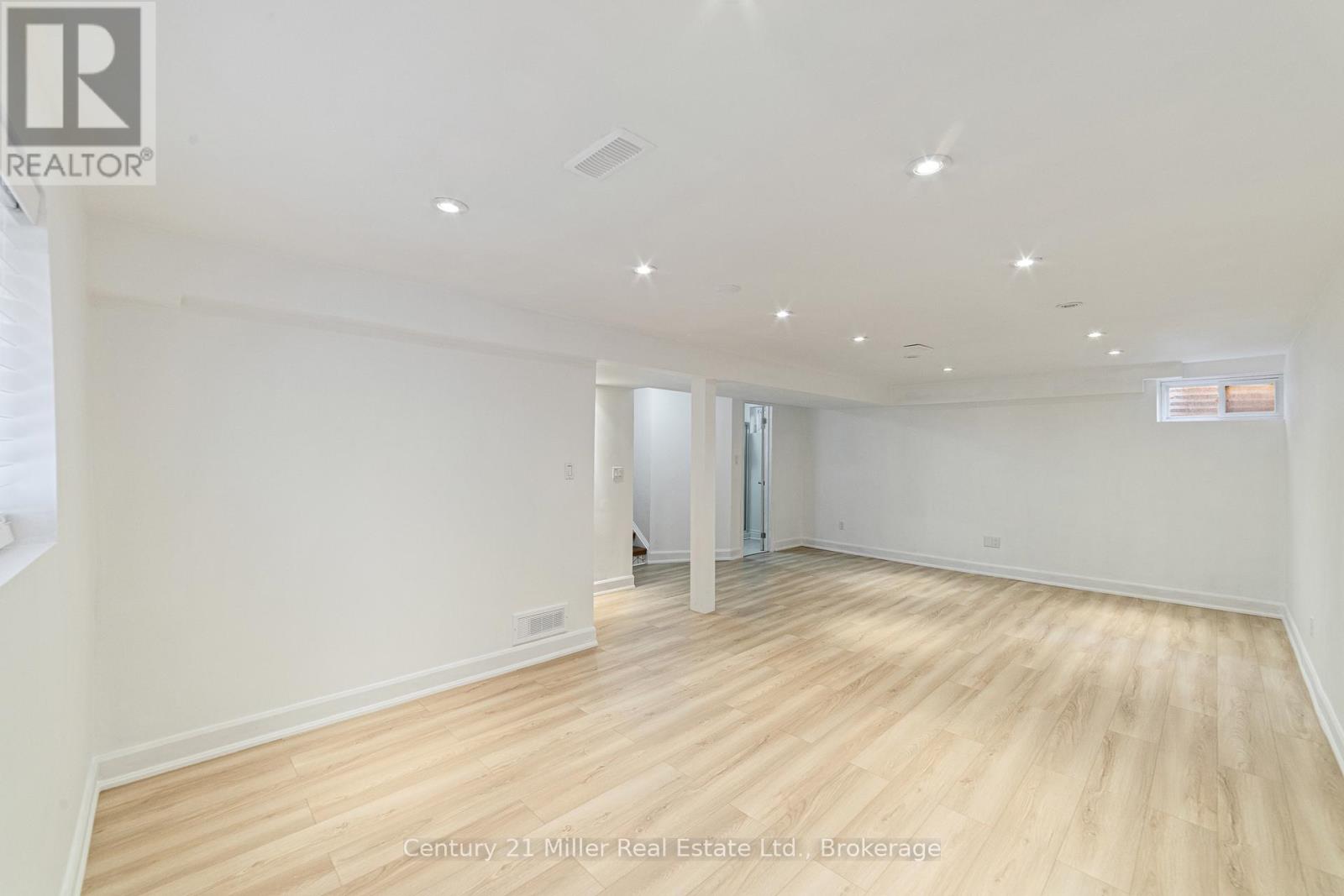 Photo 35 of 1363 Harmsworth Square, Oakville ON