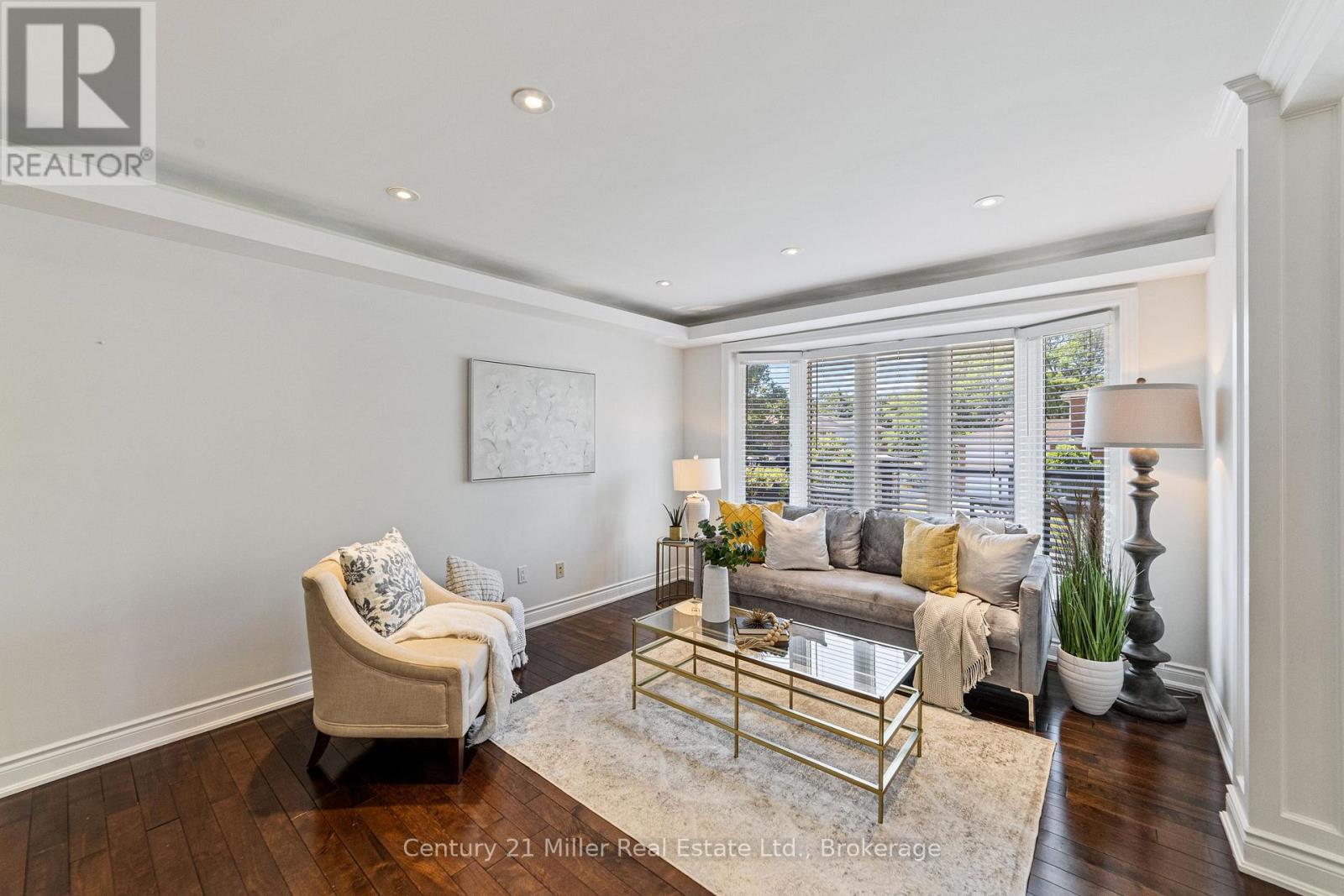 Photo 5 of 1363 Harmsworth Square, Oakville ON