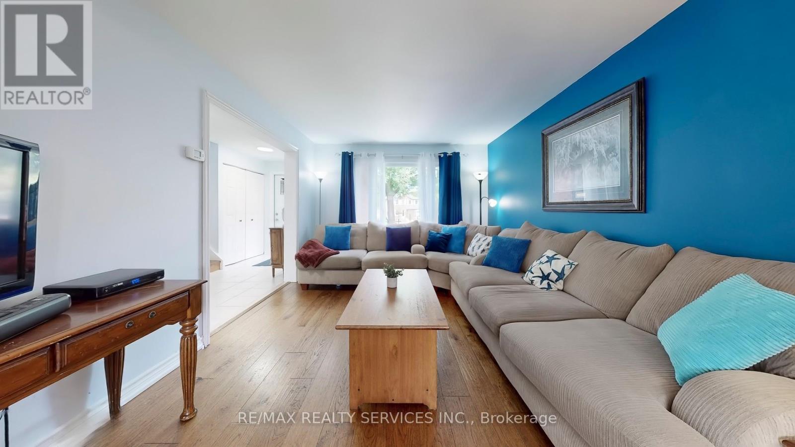 Photo 7 of 14 Myna Court, Brampton ON