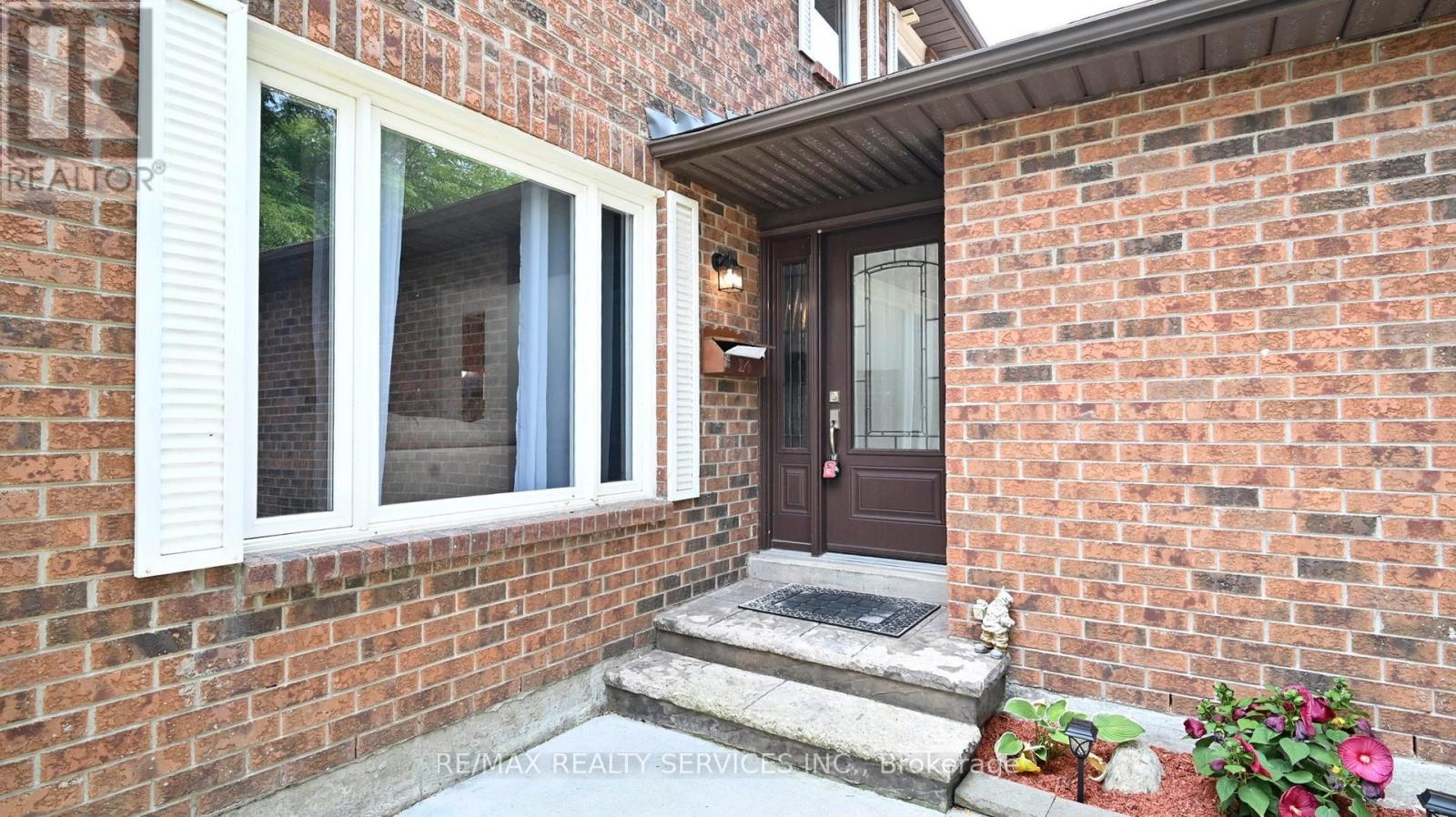Photo 5 of 14 Myna Court, Brampton ON