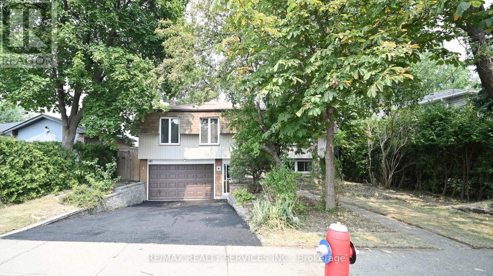 Photo 3 of 27 Glenforest Road, Brampton ON