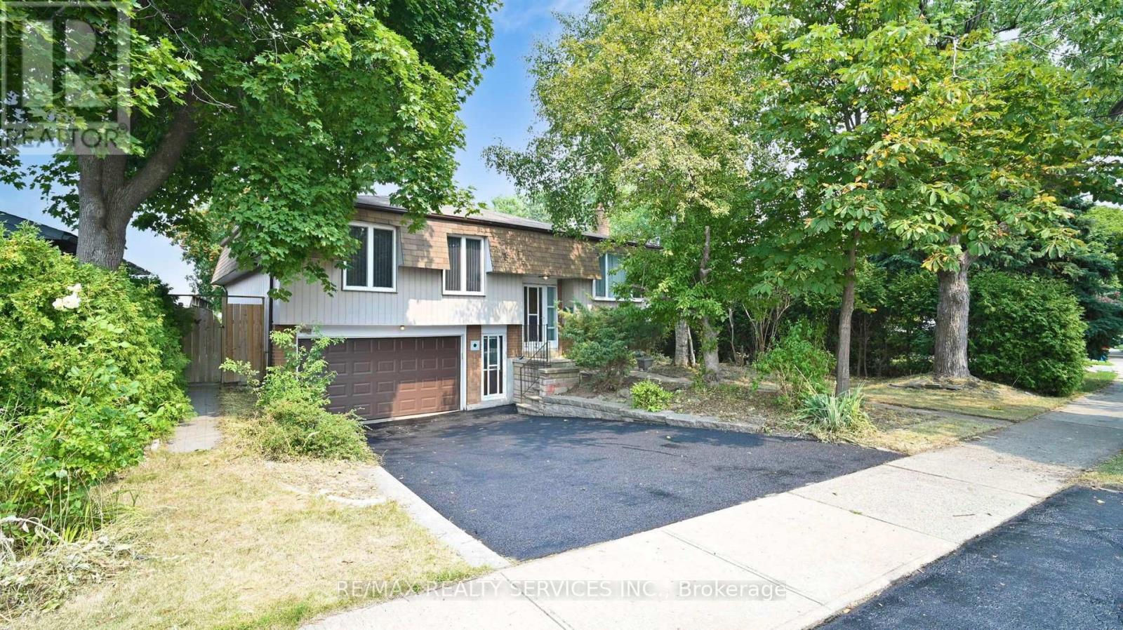 Photo 2 of 27 Glenforest Road, Brampton ON