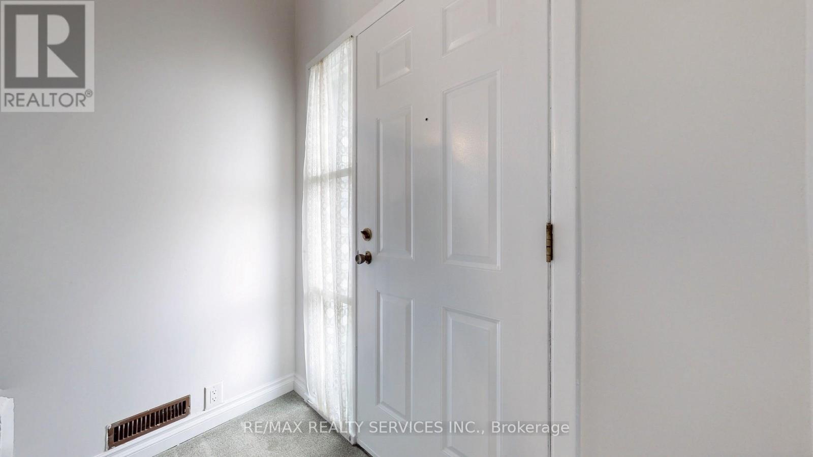 Photo 4 of 27 Glenforest Road, Brampton ON