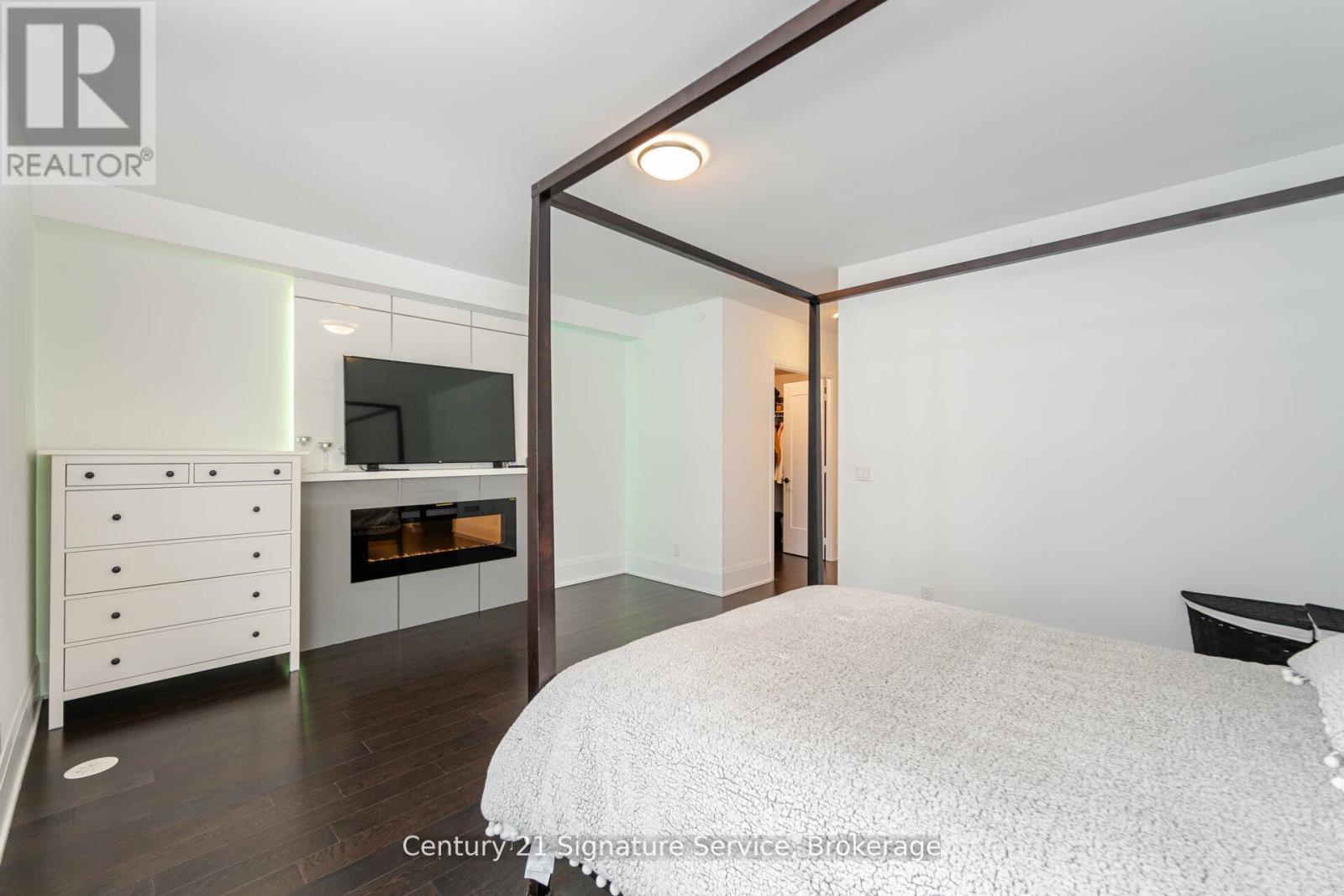 Photo 14 of Th 05 101 Erskine Avenue, Toronto ON