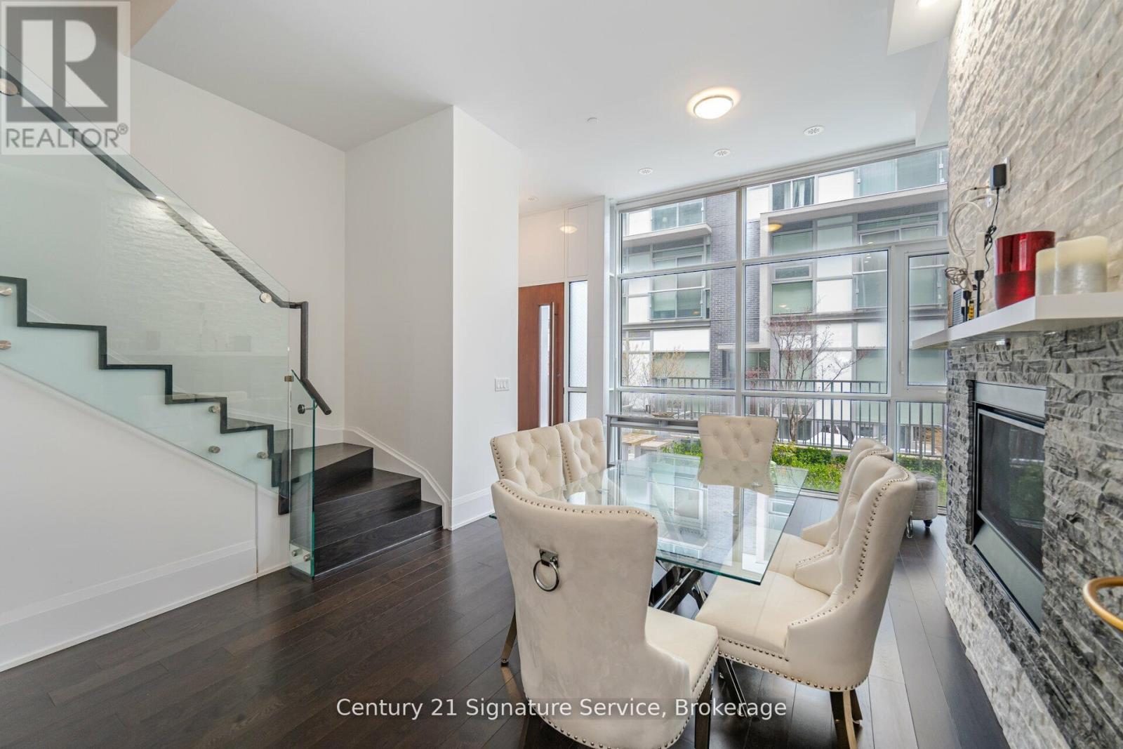 Photo 3 of Th 05 101 Erskine Avenue, Toronto ON