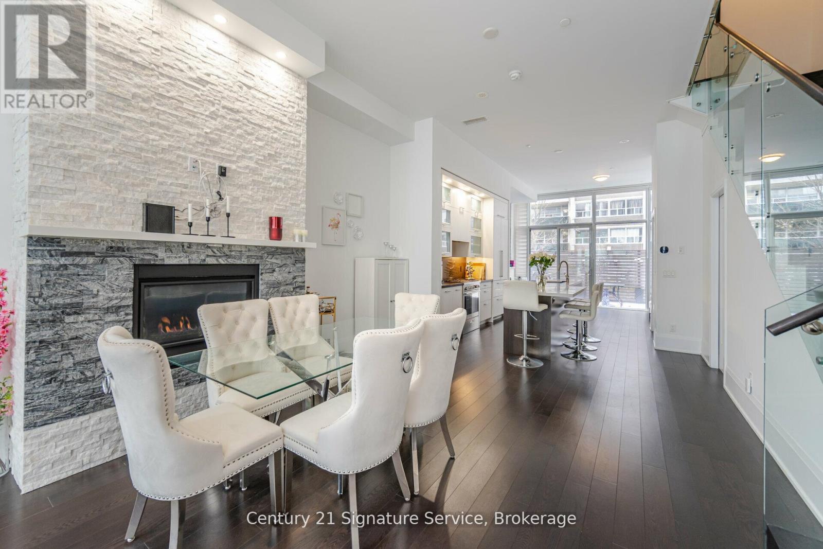 Photo 4 of Th 05 101 Erskine Avenue, Toronto ON