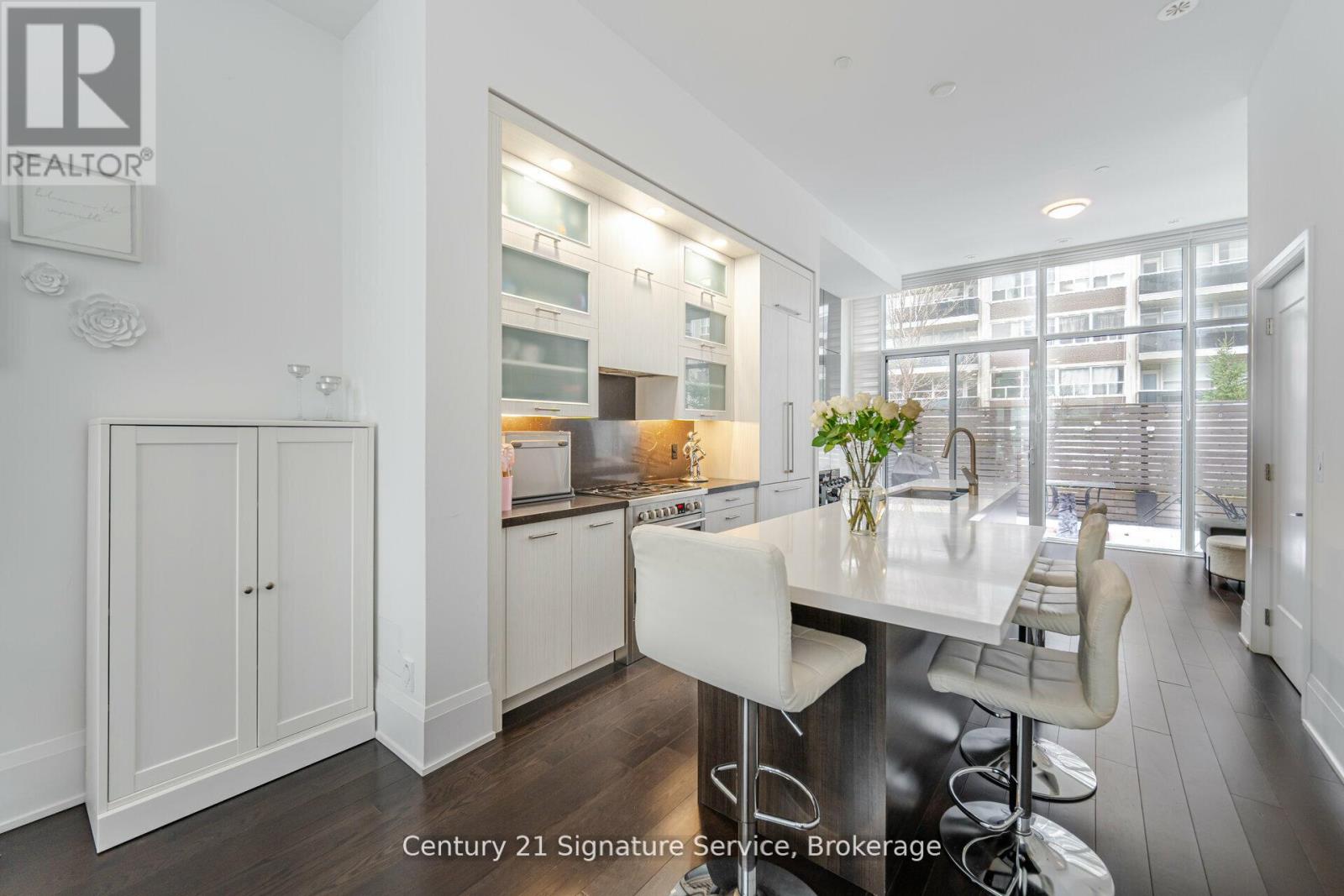 Photo 5 of Th 05 101 Erskine Avenue, Toronto ON