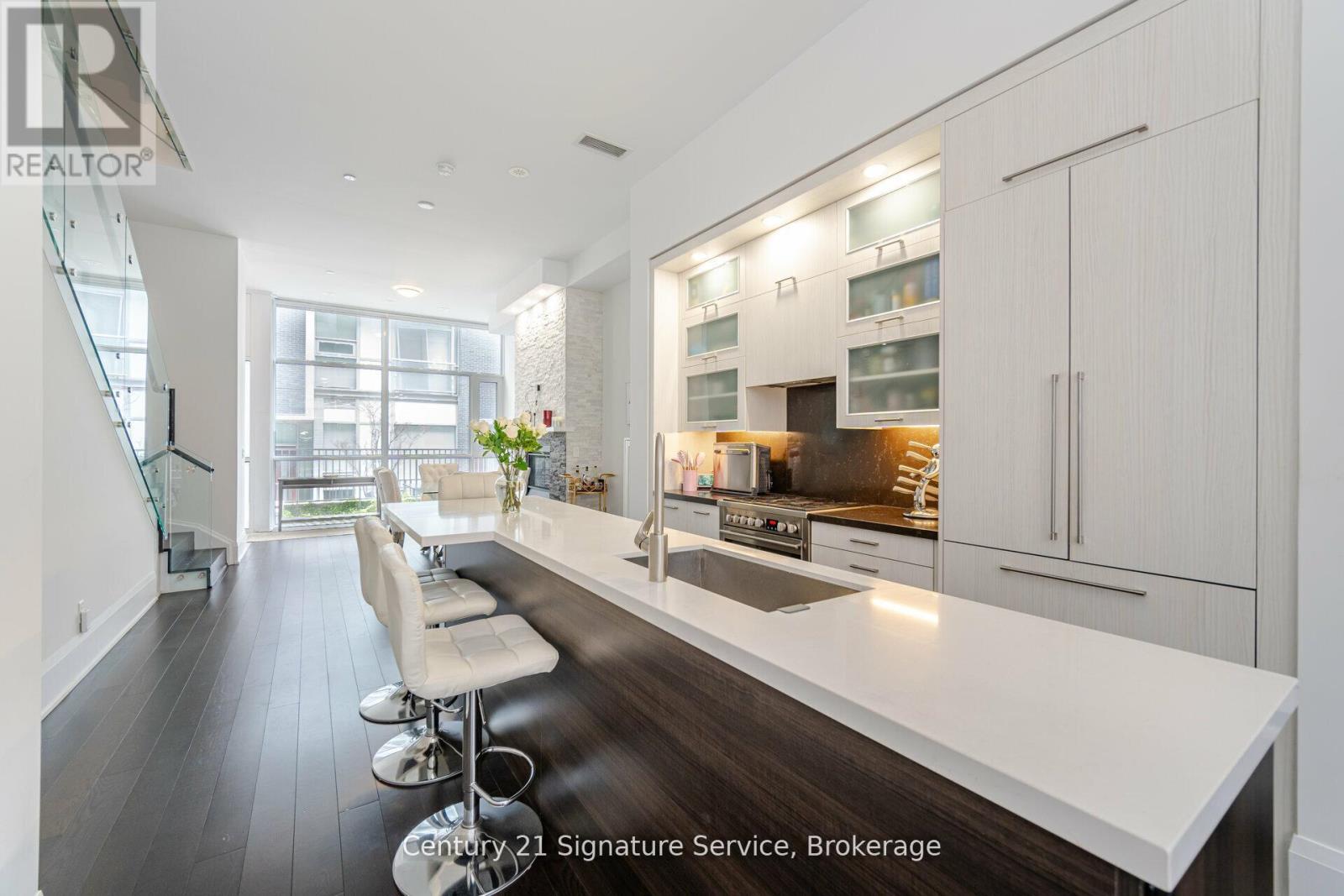 Photo 6 of Th 05 101 Erskine Avenue, Toronto ON
