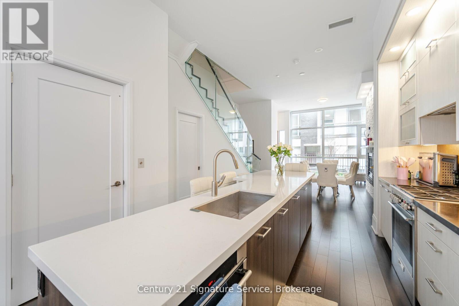 Photo 7 of Th 05 101 Erskine Avenue, Toronto ON