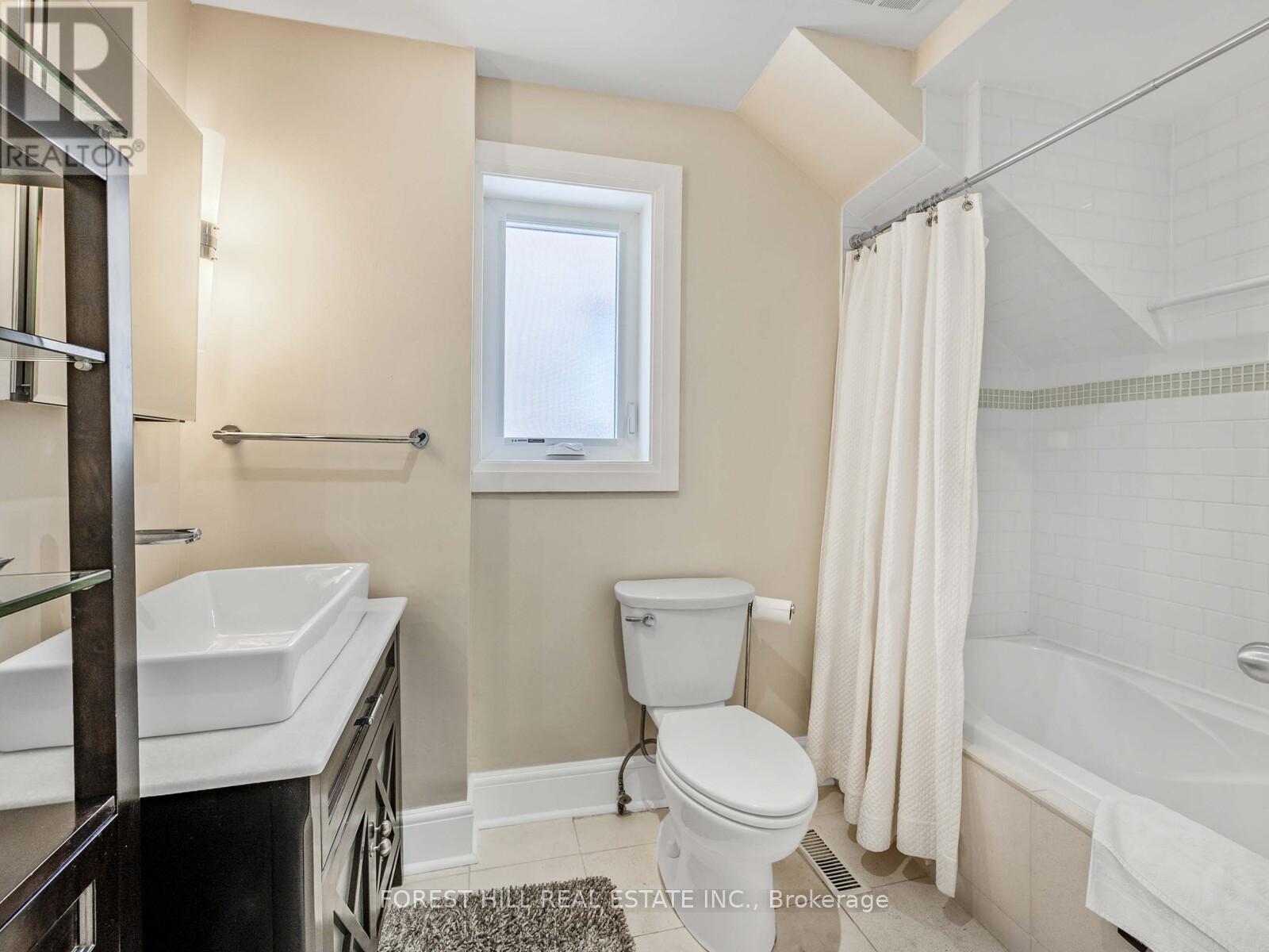 Photo 12 of 183 Wychwood Avenue, Toronto ON