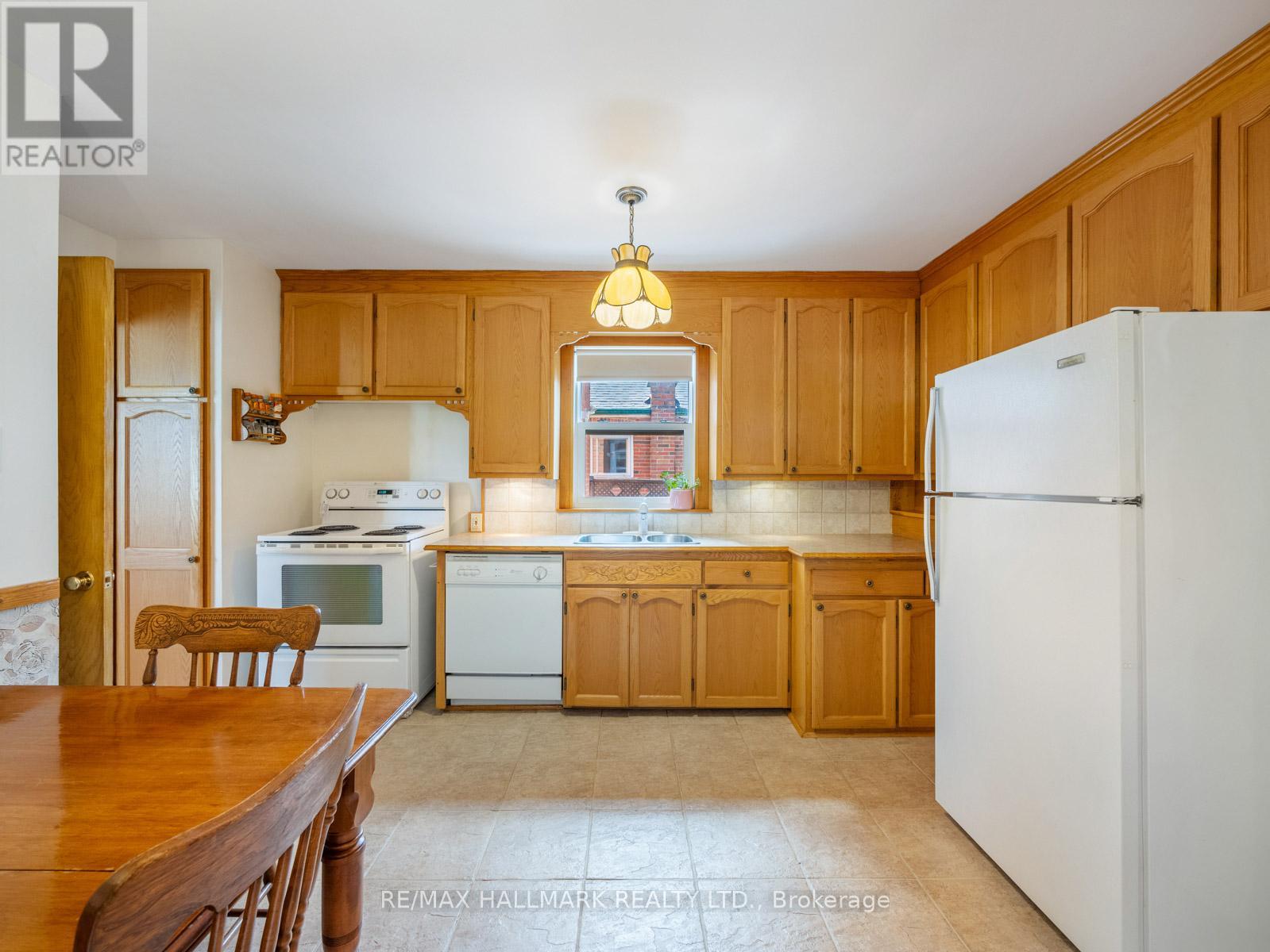Photo 14 of 60 Greylawn Crescent, Toronto ON