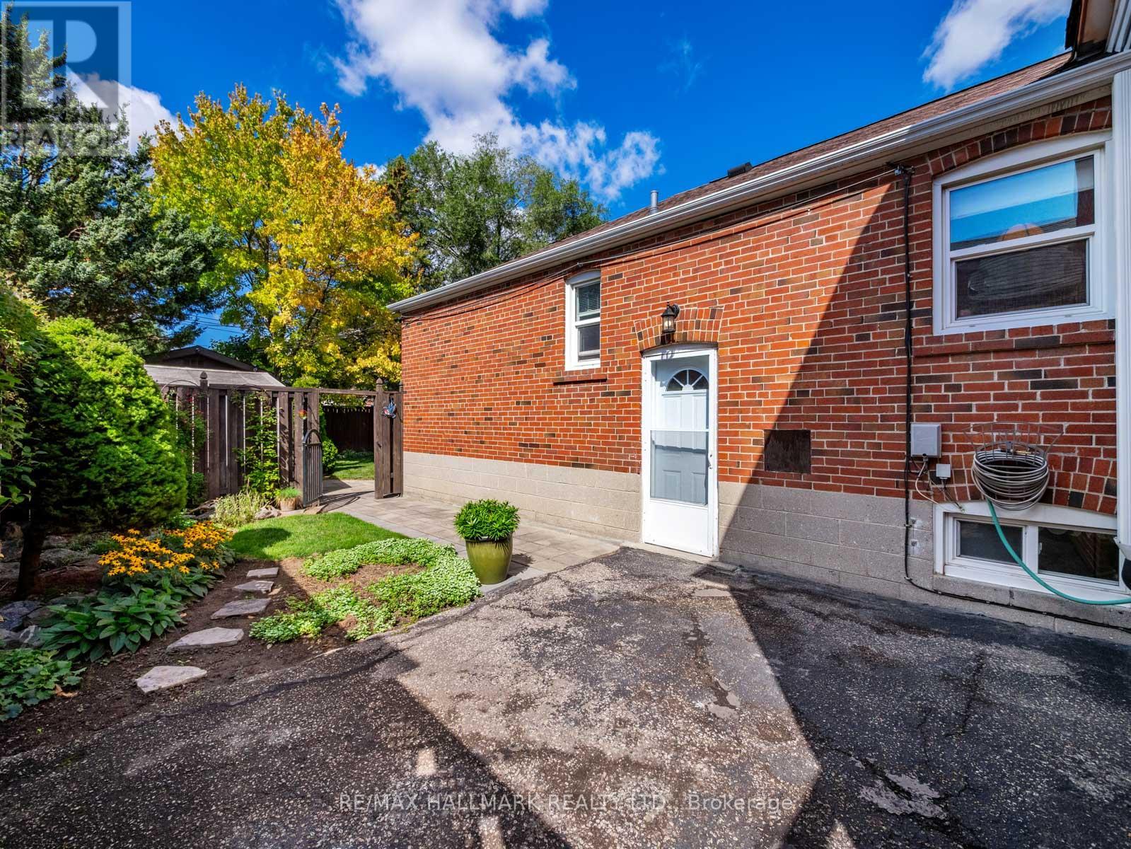 Photo 32 of 60 Greylawn Crescent, Toronto ON